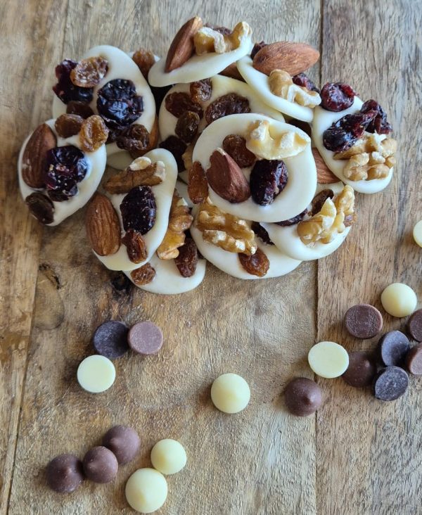 Chocolade plaatjes met noten, rozijnen, cranberry